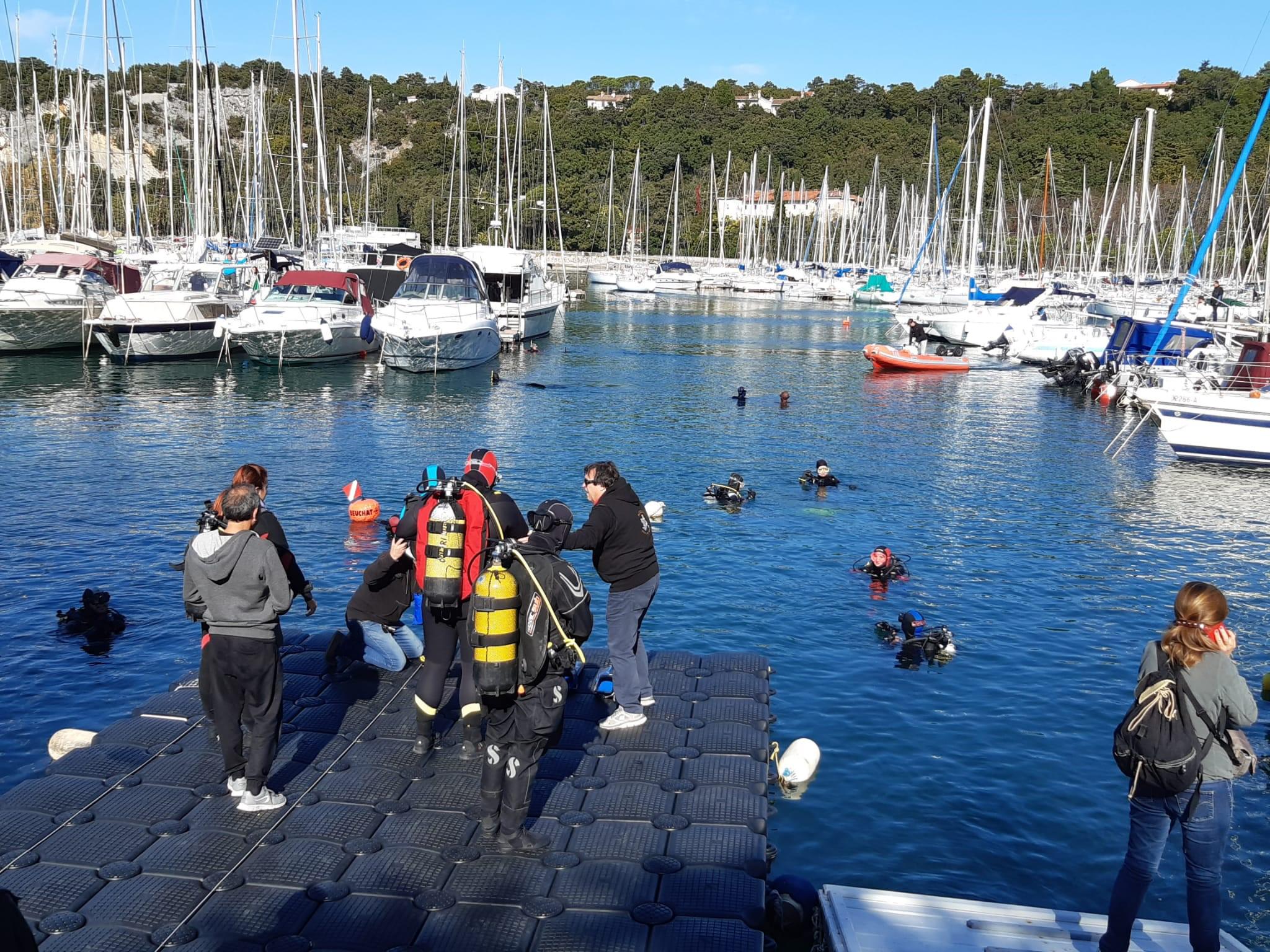 Mare Adriatico più pulito nella baia di Sistiana, sub ripuliscono il fondale 